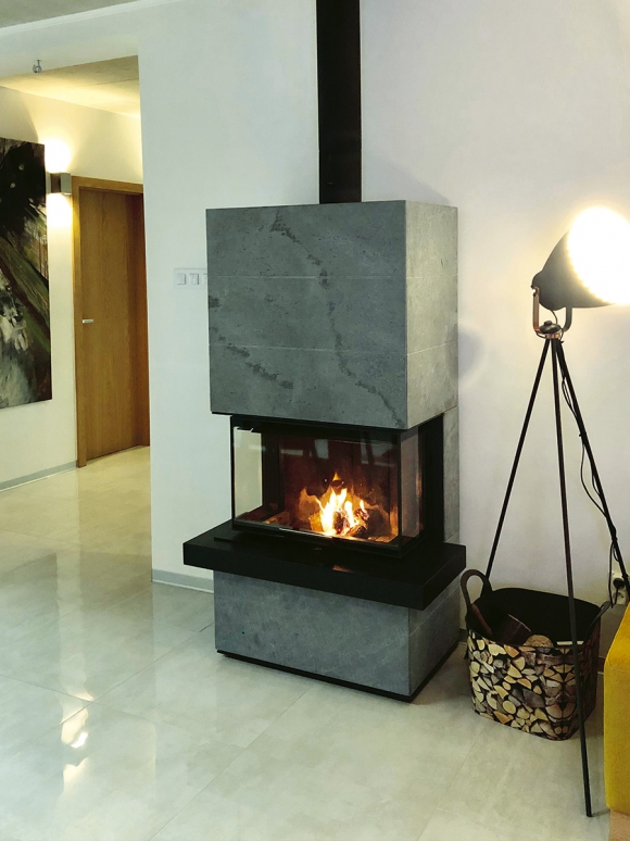 CARA C 02 камень - дизайнерский аккумуляционный камин с выдвижной подъёмной дверцей